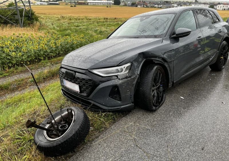 havariertes Fahrzeug am Straßenrand