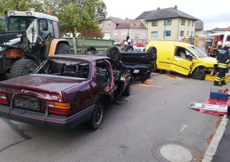 Staffelübung 2023 Übungszenario Verkehrsunfall mit vielen Verletzten und 6 PKW